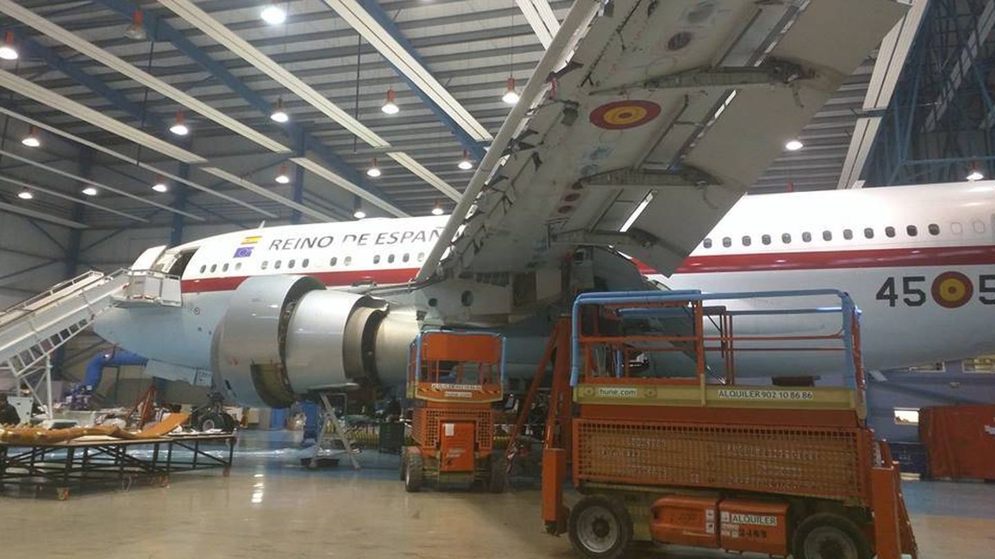 Uno de los dos Airbus, en labores de mantenimiento.