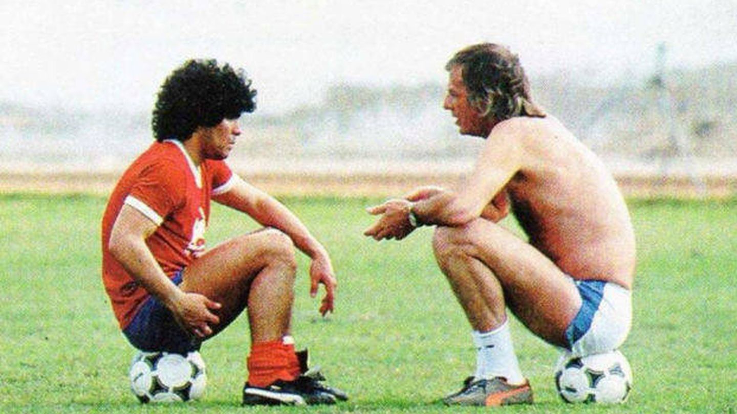 Maradona en sus comienzos junto a Menotti. 