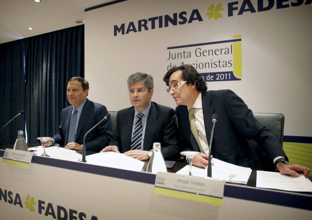 Foto: El presidente de Martinsa-Fadesa, Fernando Martín (c), acompañado del vicepresidente, Antonio Martín Criado (i), y el secretario del Consejo de Administración, Ángel Varela. (Efe)