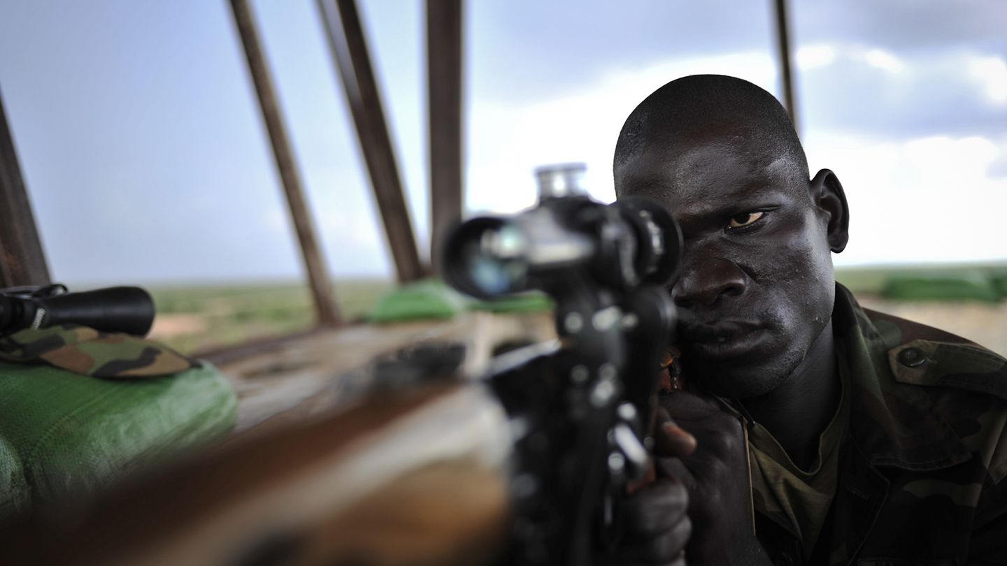 Un francotirador de la UA vigila un área controlada por Al-Shabab en Somalia (Reuters).