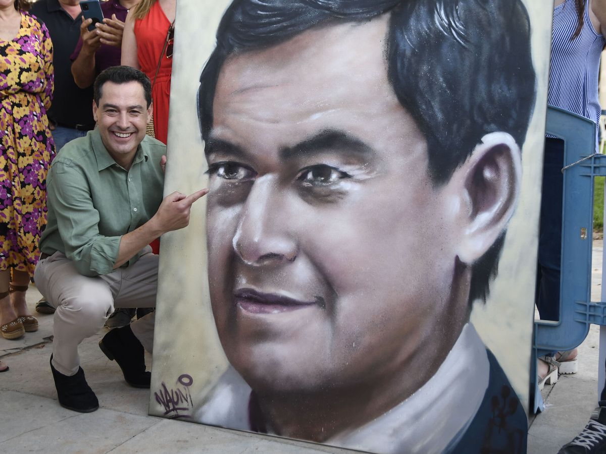 Foto: El candidato Juanma Moreno posa junto a un grafiti con su rostro. (EFE/Carlos Barba)
