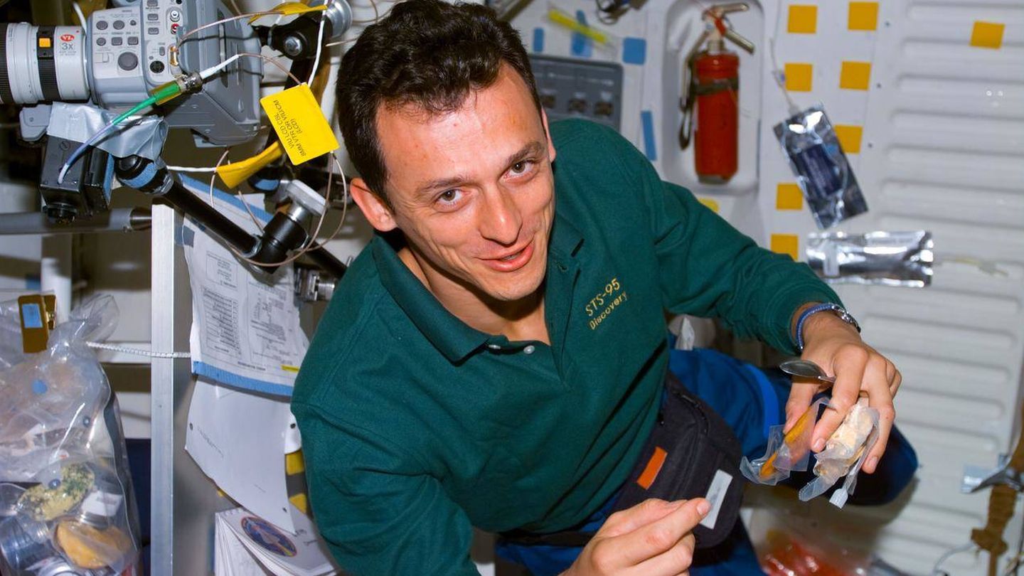 El ministro de Ciencia, Pedro Duque, preparándose un snack en el transbordador espacial Discovery. (Foto: NASA)