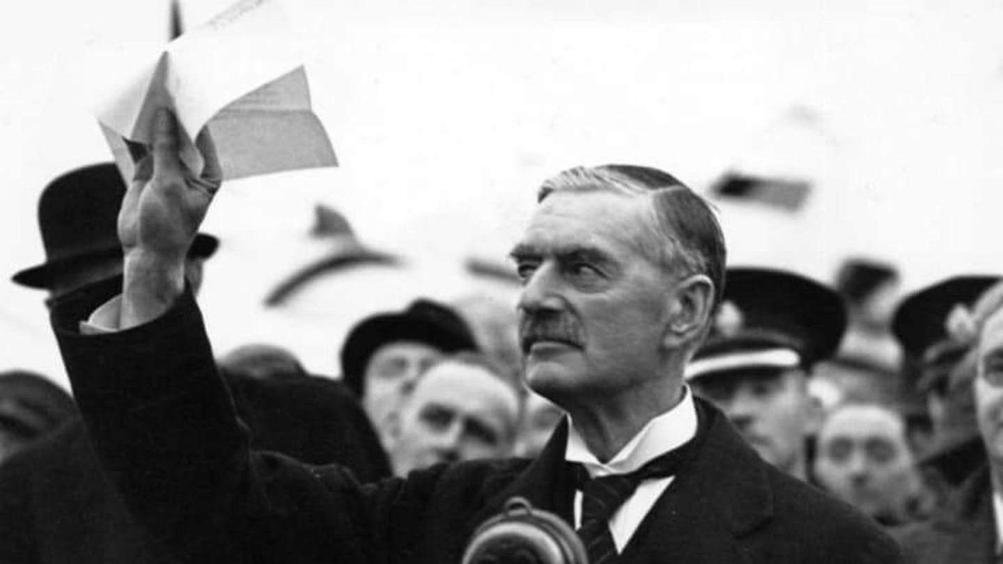 Chamberlain muestra a su regreso a Londres en 1939 la declaración firmada con Hitler que auguraba 'paz para nuestro tiempo'