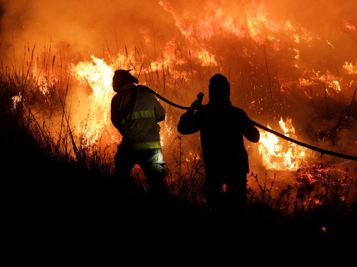 Foto: Bomberos luchando contra un incendio forestal en Argentina. (Reuters/Sebastian Toba)