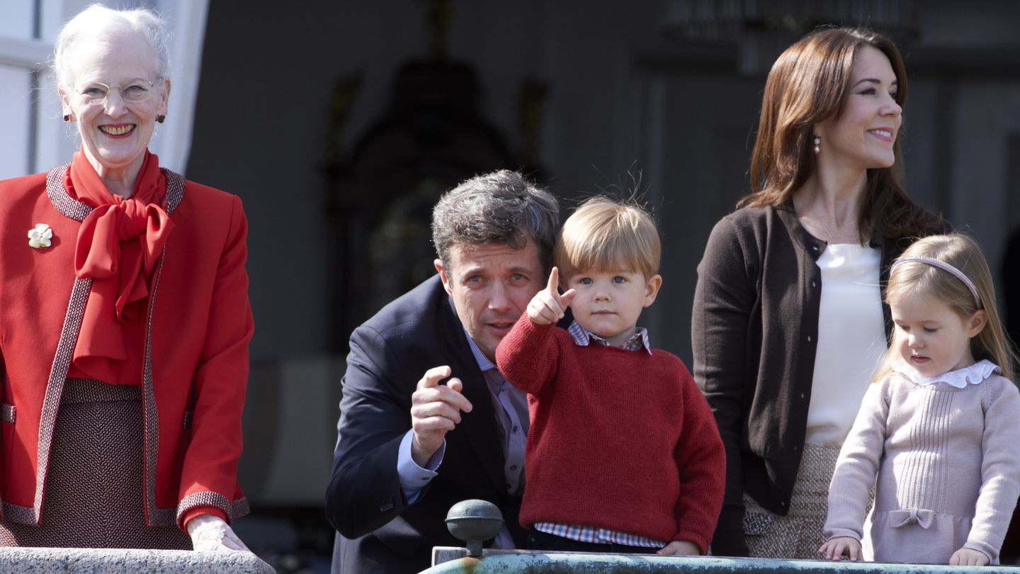 Los príncipes con dos de sus hijos y la reina Margarita el pasado 16 de abril. (Gtres)