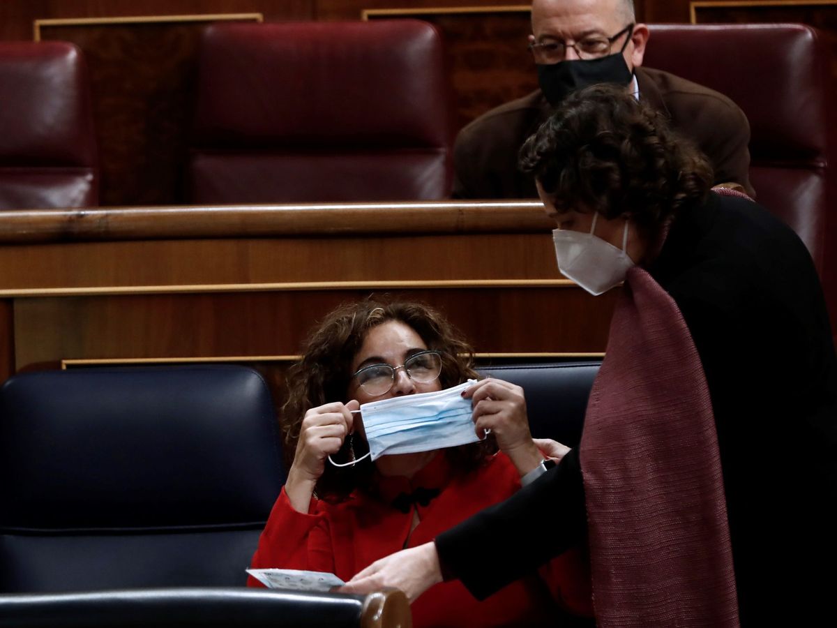 Foto: La ministra de Hacienda, María Jesús Montero, se coloca su mascarilla. (EFE)