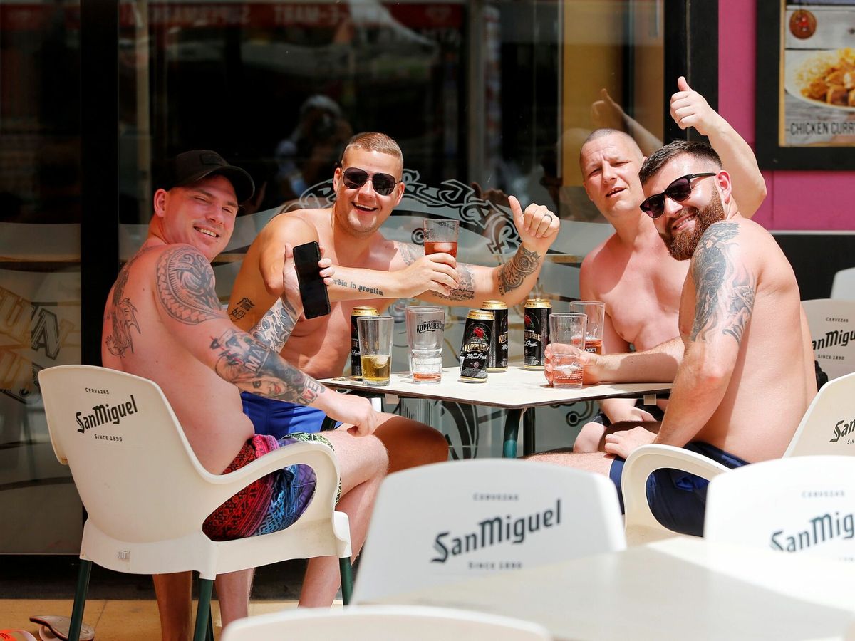 Foto: Turistas ingleses en un bar de Benidorm. (EFE/Manuel Lorenzo)