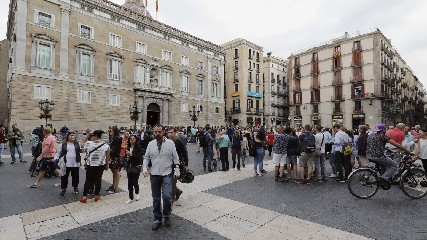 Vista de la sede de la Generalitat de Cataluña en la plaza de Sant Jaume, a medio día del sábado 28. (EFE)