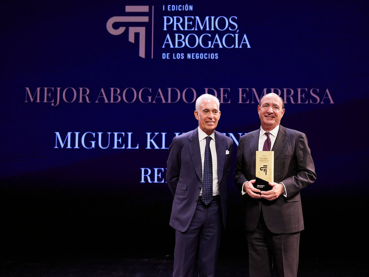 José Antonio Sánchez, presidente de Titania Editorial, grupo editor de El Confidencial, entrega el galardón a mejor abogado de empresa a Miguel Klingenberg.