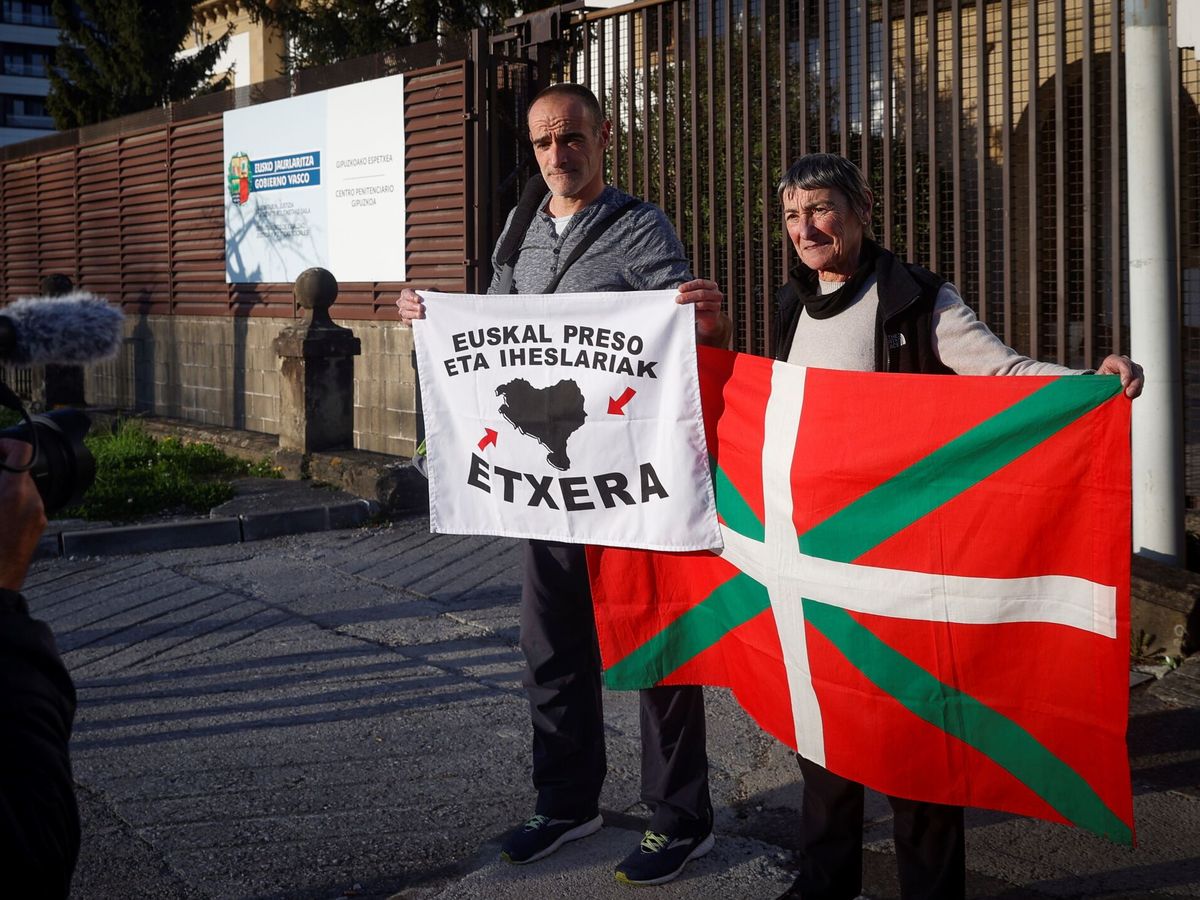 Foto: El preso de ETA Xabier Atristain (i) posa junto a una allegada tras abandonar la prisión de Martutene. (EFE/Javier Etxezarreta)