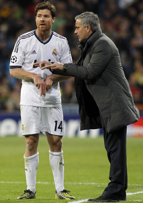 Foto: Xabi Alonso recibe indicaciones de José Mourinho.
