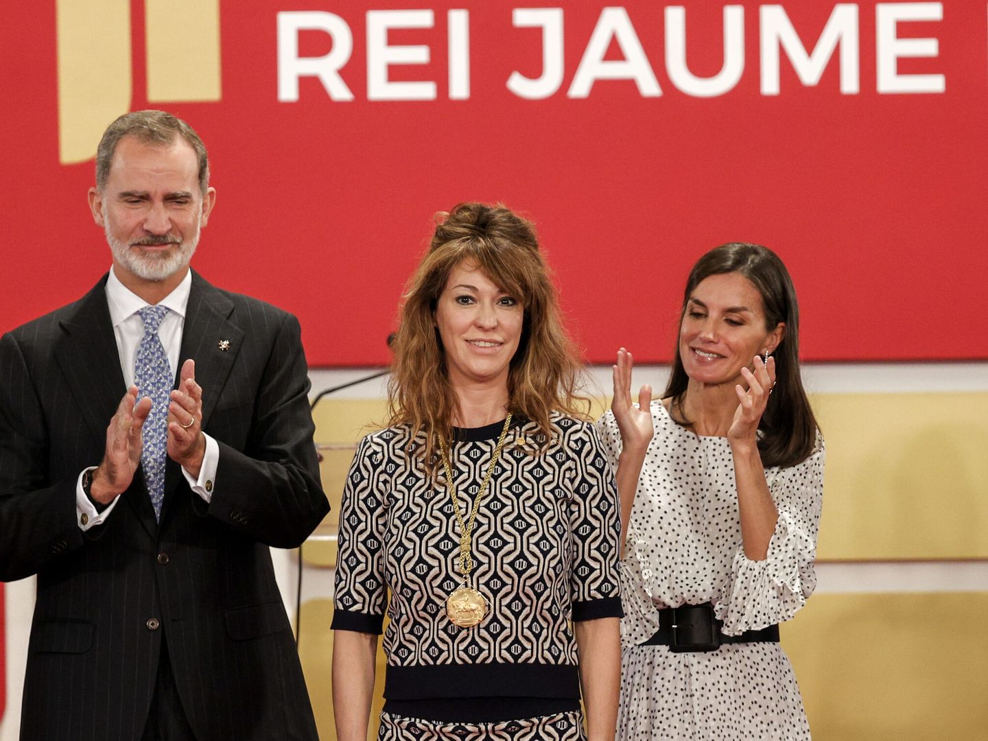 Los Reyes junto a Marta Reynal-Querol, Premio Jaume I Economía. (EFE)