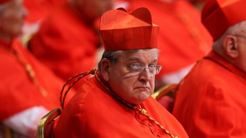 El cardenal antivacunas Raymond Burke, ingresado muy grave por coronavirus