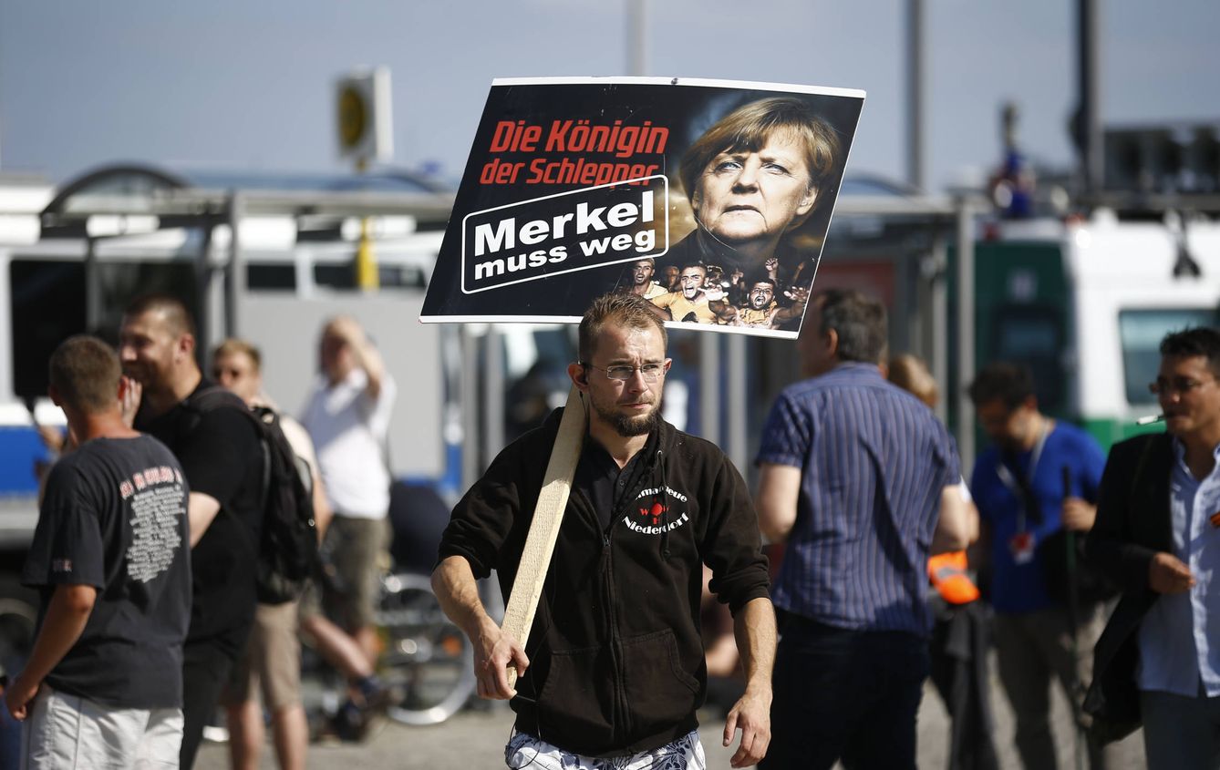 Foto: Participante en una protesta contra la política de refugiados de Angela Merkel en Berlín, en julio de 2016 (Reuters).