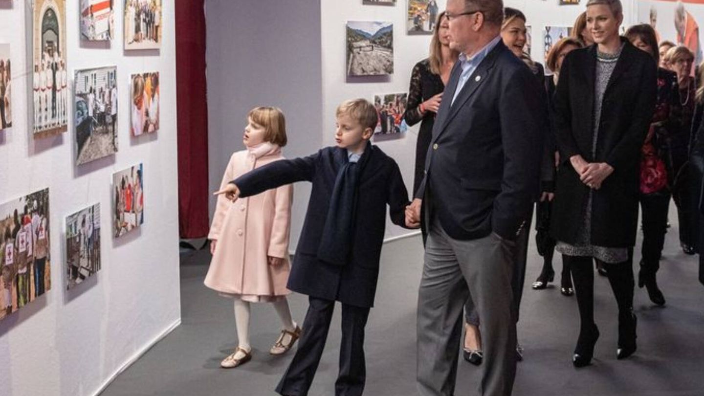 El príncipe Alberto ejerció de anfitrión con su familia. (Cruz Roja monegasca)