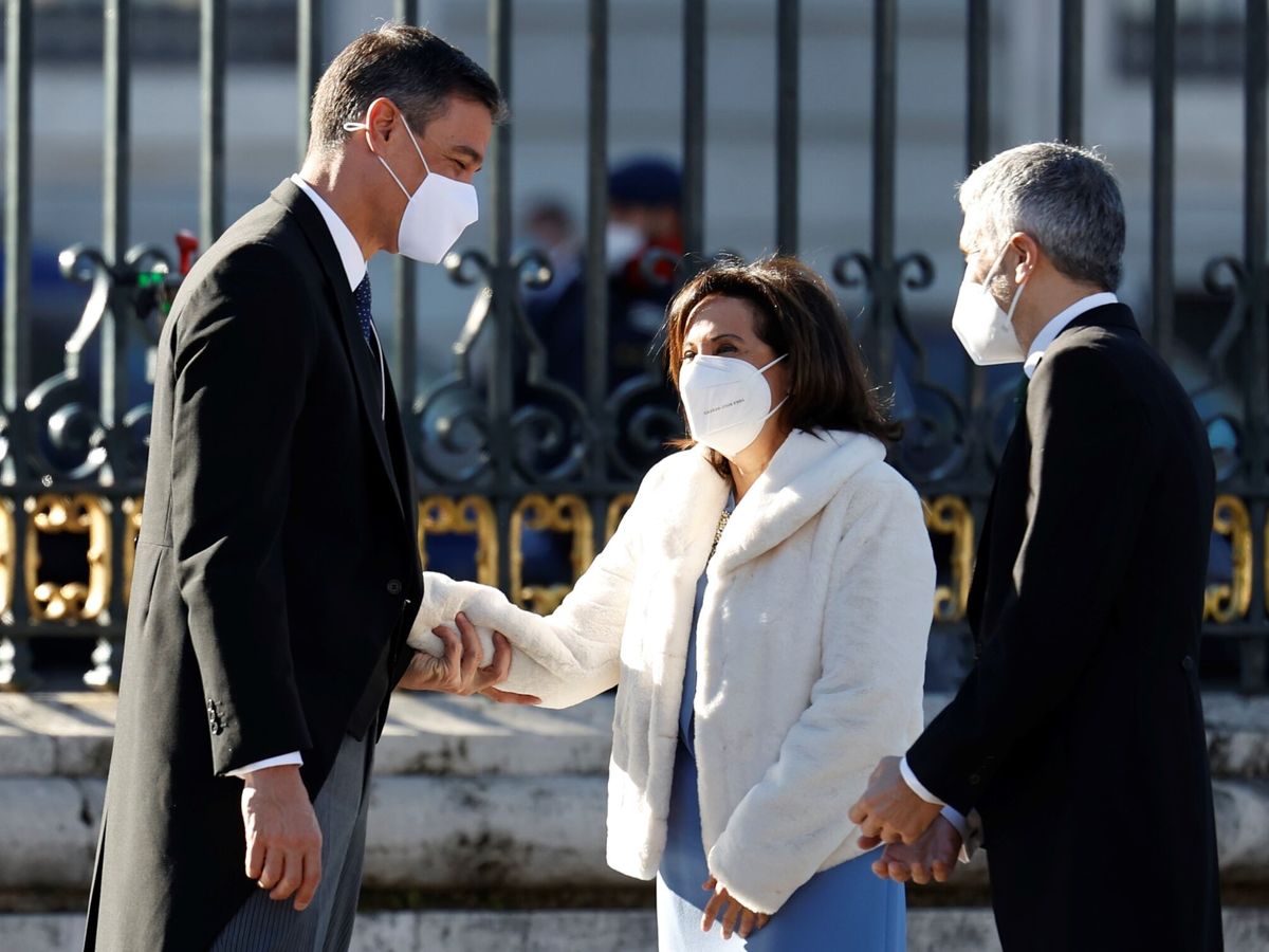 Foto: El presidente del Gobierno, Pedro Sánchez (i), saluda a la ministra de Defensa, Margarita Robles (c), en presencia del responsable de Interior, Fernando Grande-Marlaska. (EFE/Chema Moya)