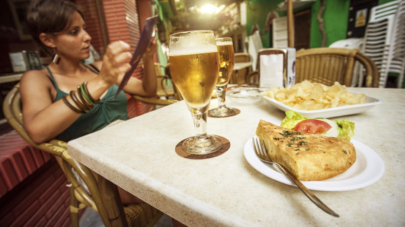 Foto: Cerveza, sol y tortilla: el paraíso de las bacterias. ¿O no? (iStock)