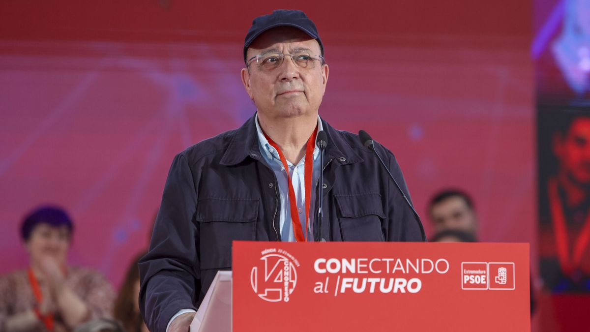 Guillermo Fernández Vara no puede evitar emocionarse en su despedida de la primera línea del PSOE