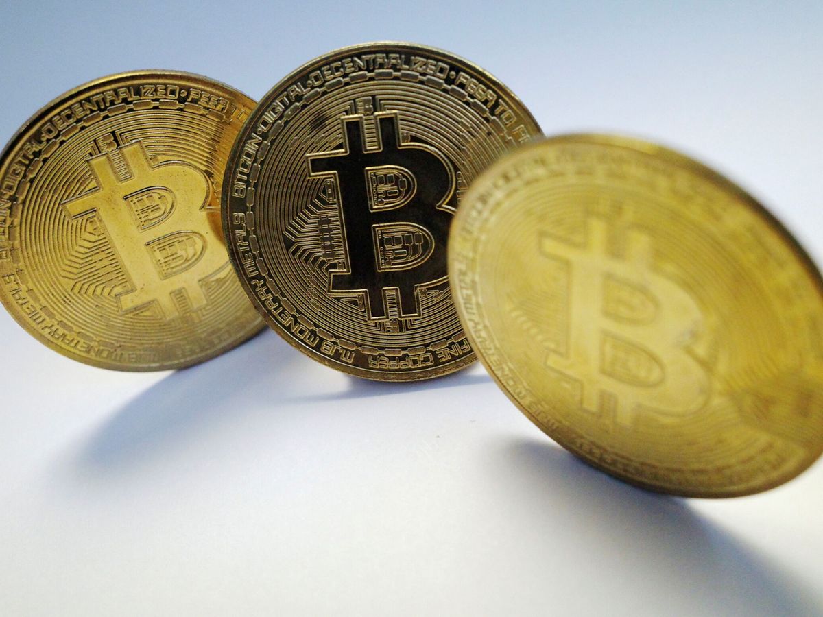 Foto: Representación del bitcoin. (Reuters/Edgar)