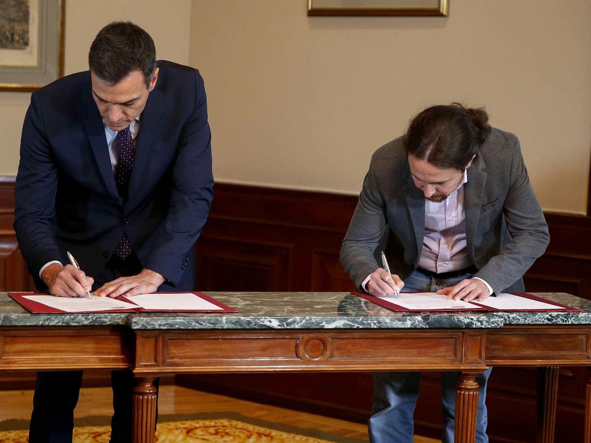 Foto: Los líderes del PSOE y Podemos firman el principio de acuerdo de legislatura (Efe).