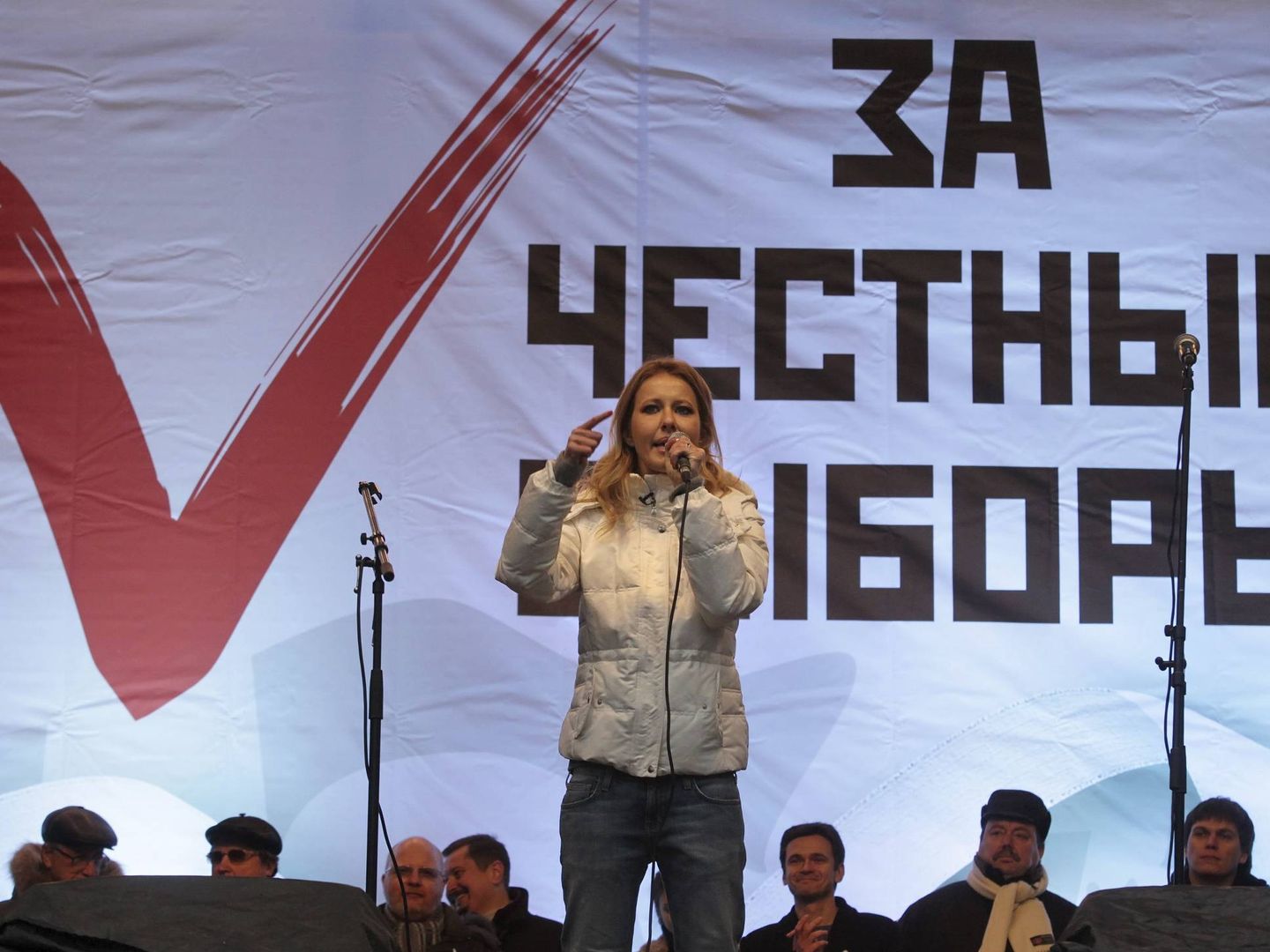 Ksenia Sobchak pronuncia un discurso durante la manifestación convocada en Moscú en 2011. (EFE)