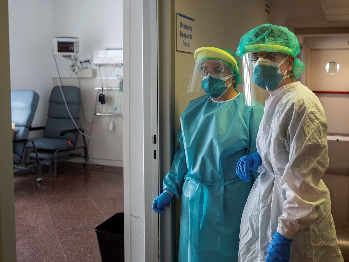 Foto: Sanitarios de la 5º planta del Hospital de San Pedro, de Logroño. (EFE)