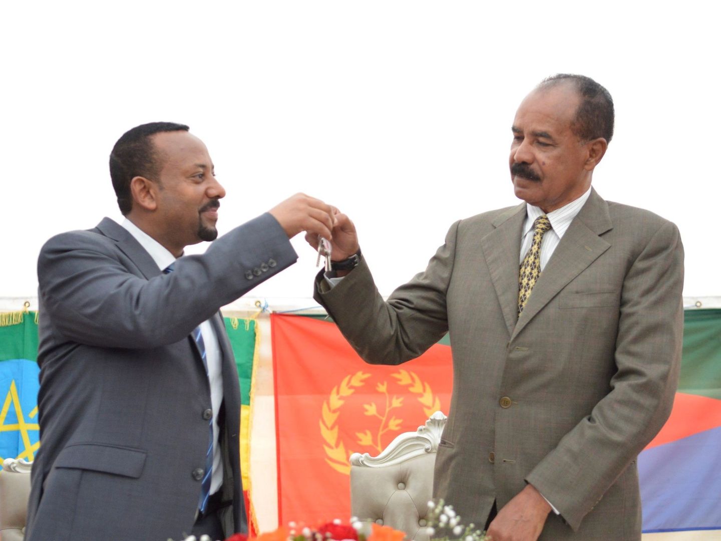El primer ministro etíope, Abiy Ahmed, y el presidente de Eritrea, Isaias Afewerki, asisten a la ceremonia de reapertura de la embajada de Eritrea en Adís Ababa (Etiopía) en julio de 2018. (EFE)