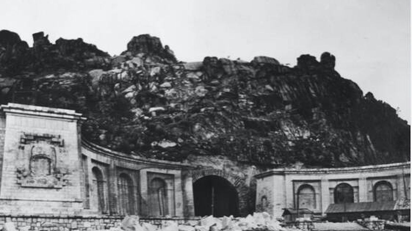 Foto: La entrada a la Basílica del Valle de los Caídos antes de erigirse la cruz. (Archivo/Diego Méndez)