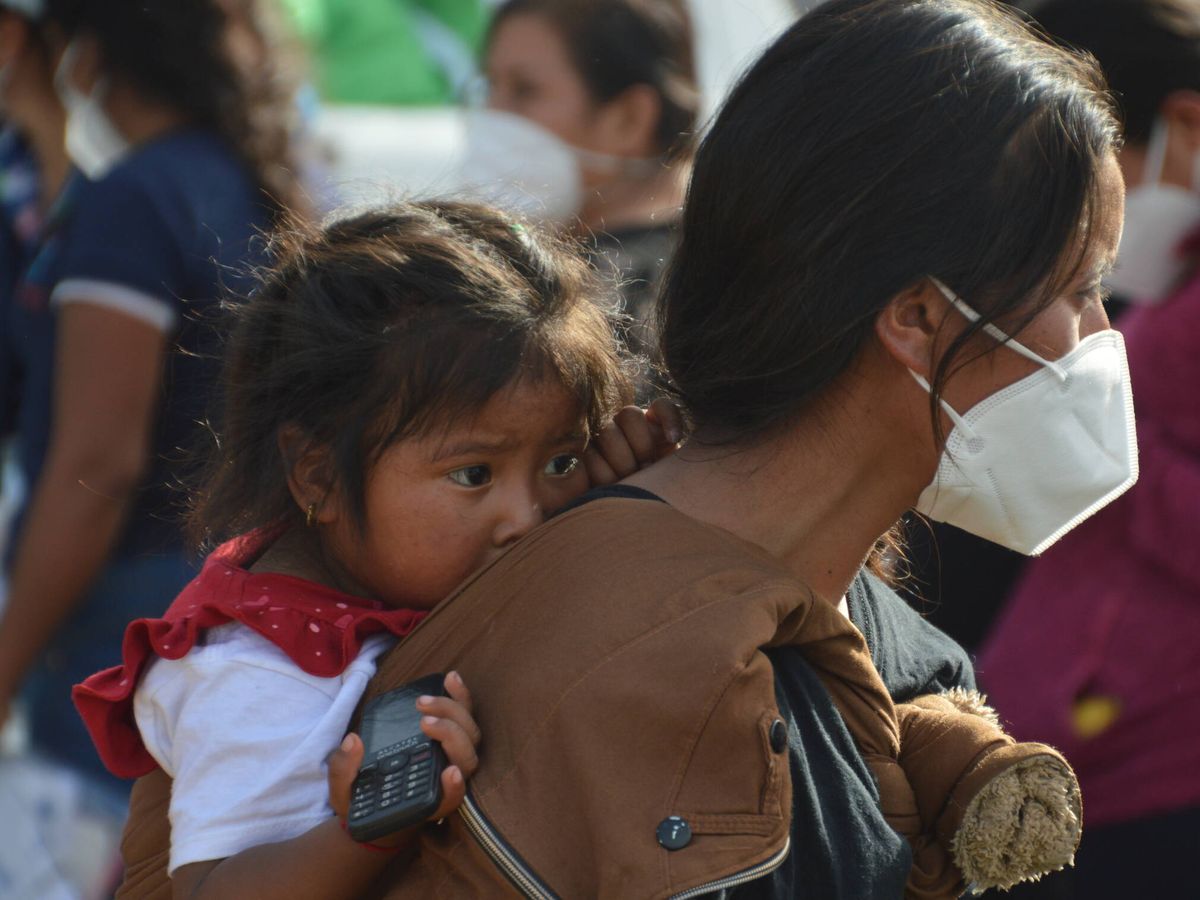 Foto: Una madre junto a su hija en la frontera. (A. V.)