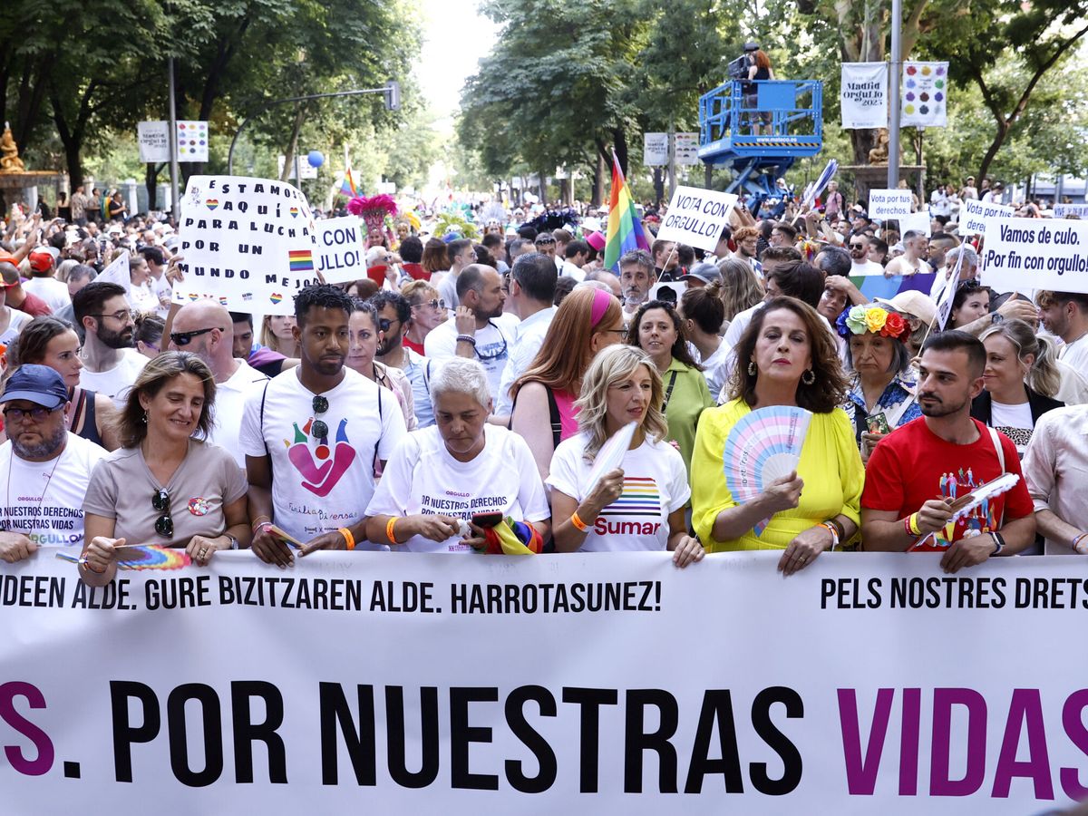 Foto: Las vicepresidentas Yolanda Díaz y Teresa Ribera, en el desfile del Orgullo de Madrid. (EFE/Mariscal) 
