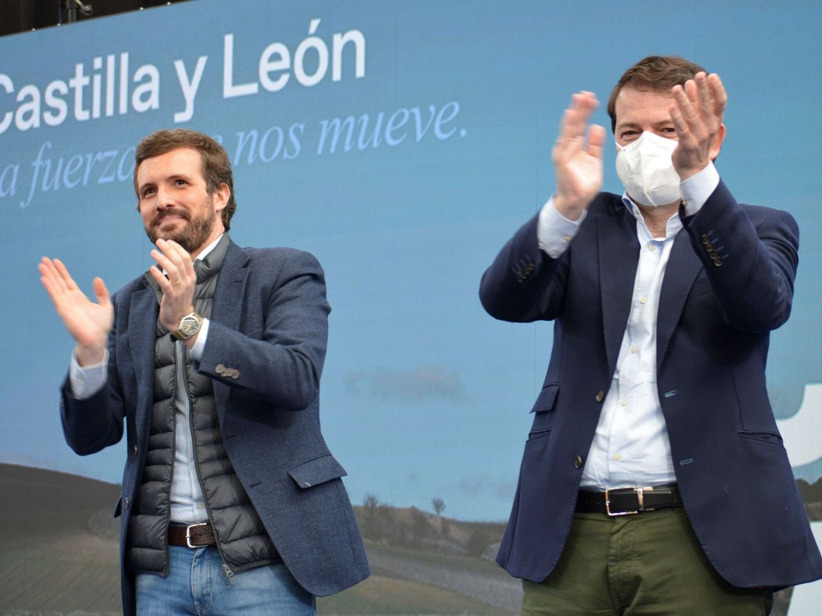 Foto: El presidente de PP, Pablo Casado (i), y el candidato a la presidencia de la Junta de Castilla y León, Alfonso Fernández Mañueco (d). (EFE/Almudena Álvarez)