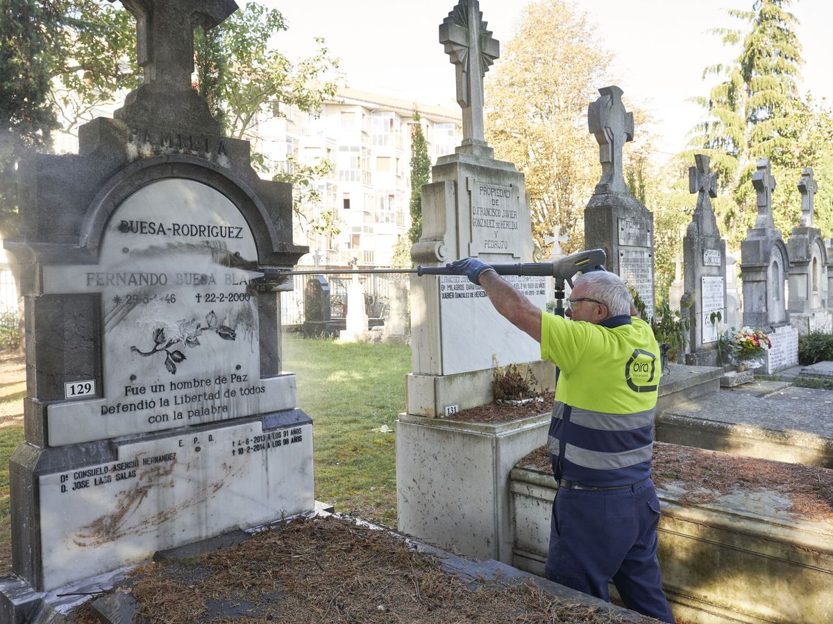 Foto: Un operario limpia la tumba de Fernando Buesa, atacada la semana pasada con heces y pintura. (EFE/Adrián Ruiz Hierro)