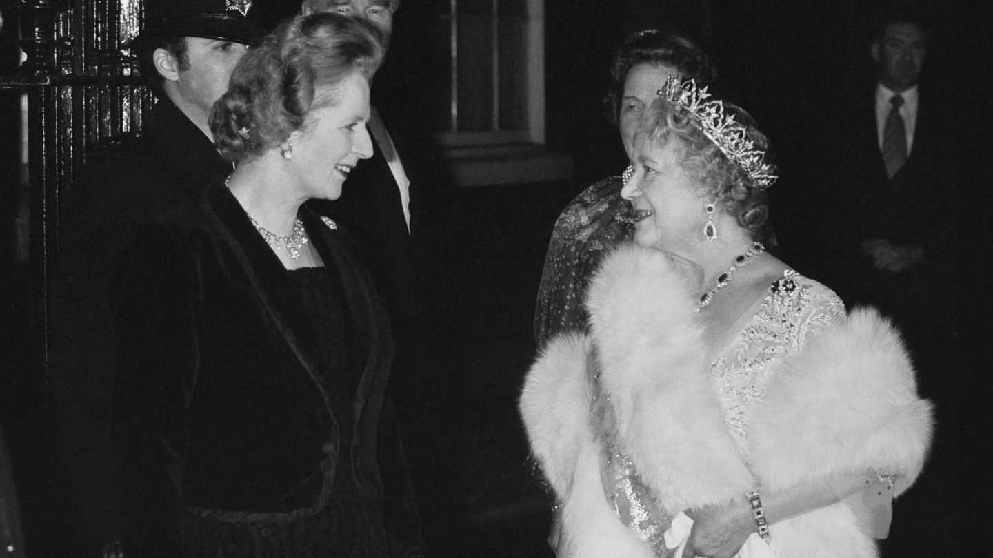  Margaret Thatcher y la reina madre, en 1980. (Getty)