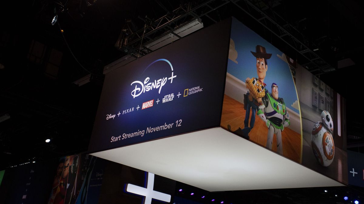 Disney+ te hará pagar por compartir la cuenta. Es el último síntoma de la crisis del 'streaming'
