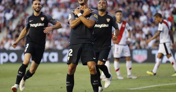 Foto: André Silva celebra un gol en el partido entre el Rayo Vallecano y el Sevilla en el estadio de Vallecas. (Efe)