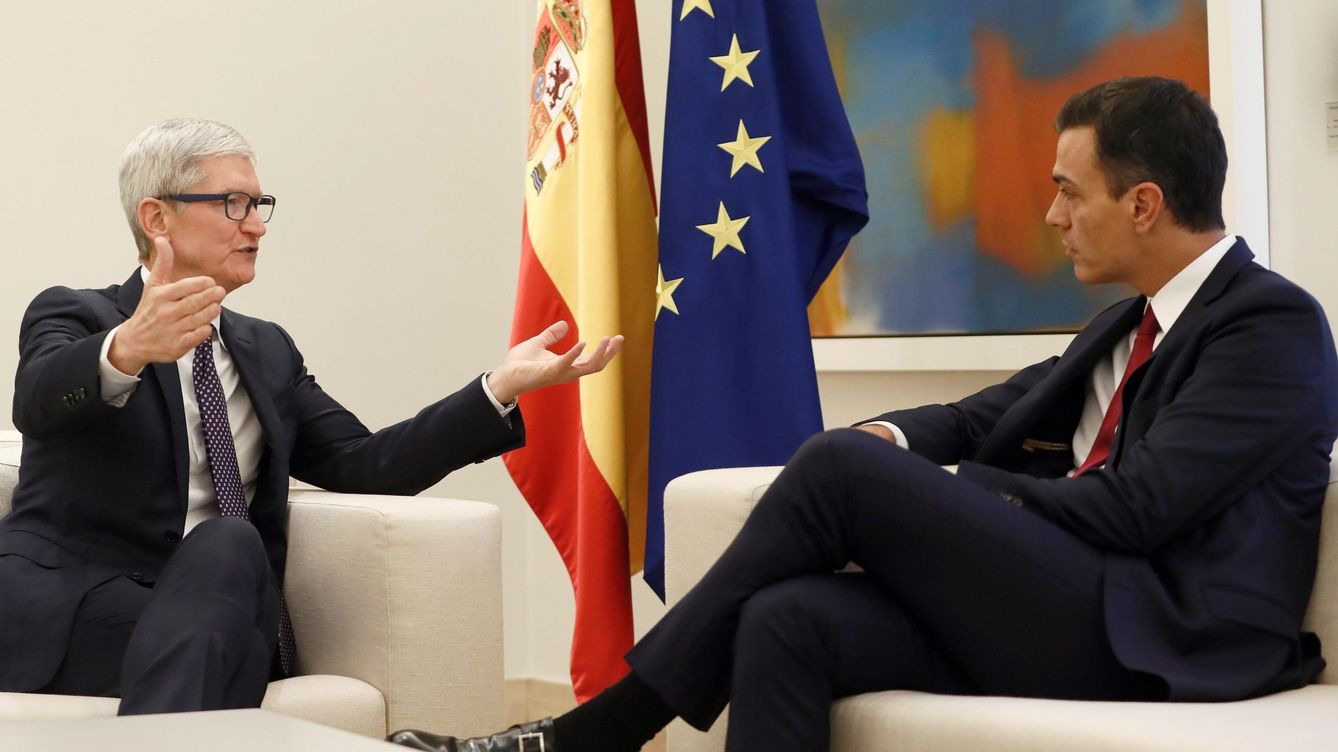 Foto: El presidente del Gobierno, Pedro Sánchez, con el CEO de Apple, Tim Cook, en su visita a España en 2018. (EFE)