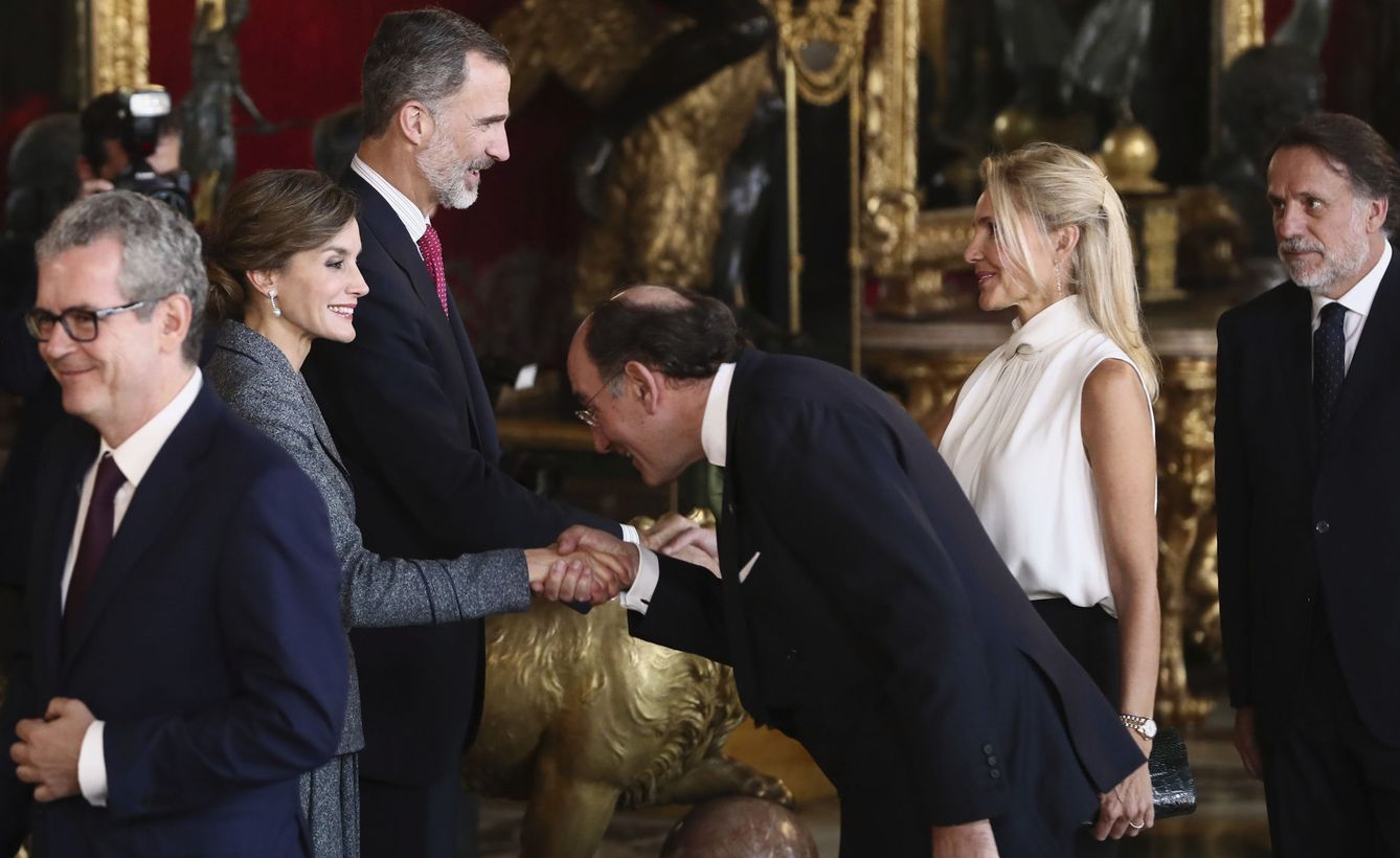 Los Reyes saludan al presidente de Iberdrola, Ignacio Sánchez Galán. (EFE)