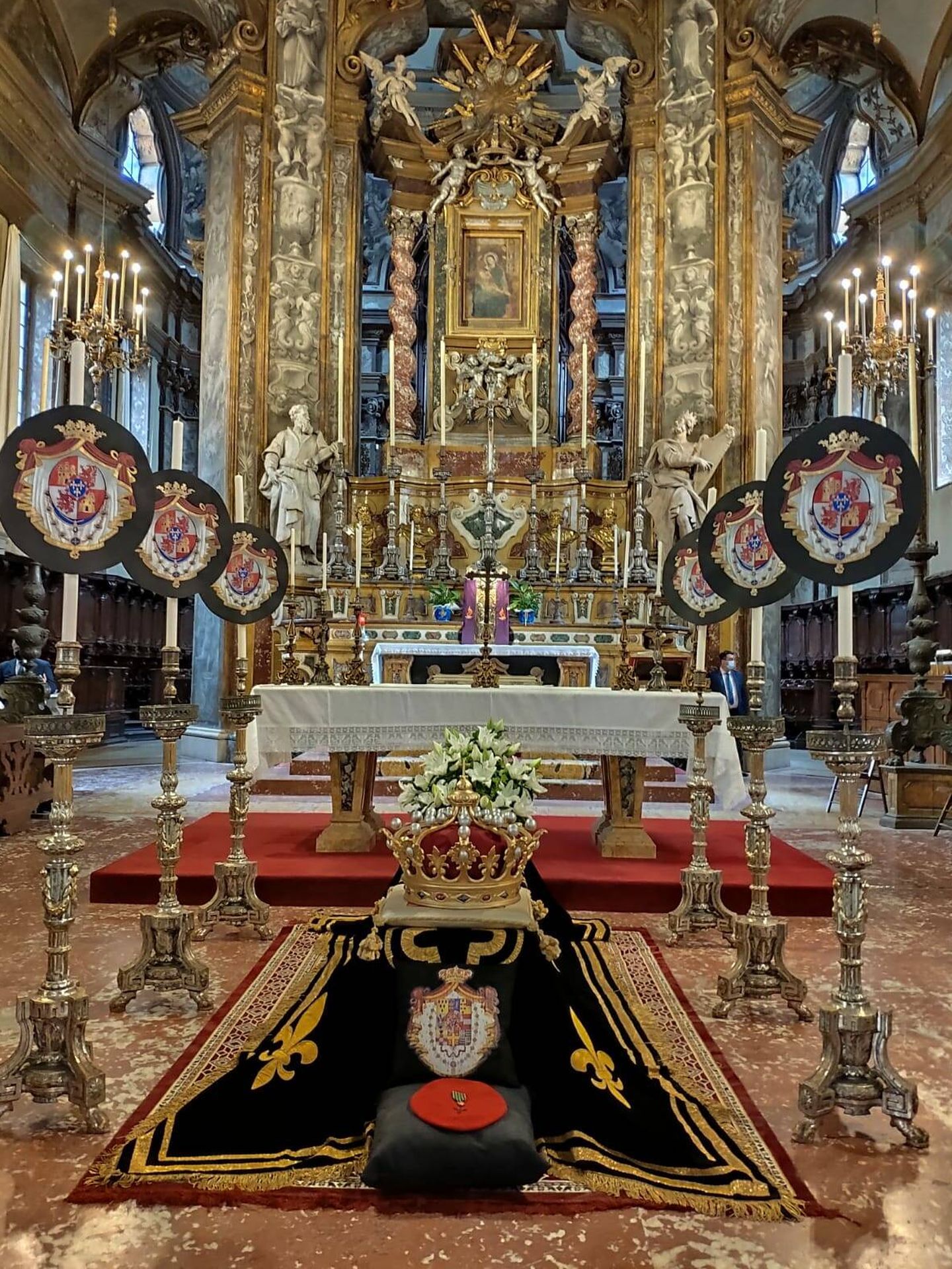 Último adiós a María Teresa de Borbón Parma ante el altar de la basílica. (Foto cortesía)