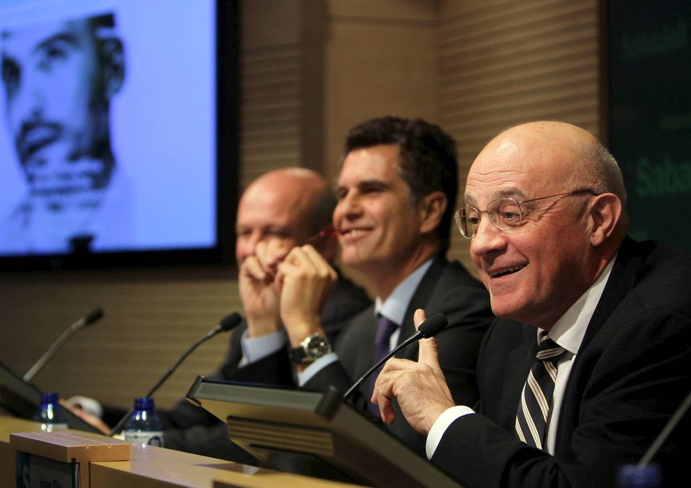 Foto: El presidente del Banco Sabadell, Josep Oliu (d), junto al consejero delegado, Jaume Guardiola (c), y el director financiero, Tomás Varela (i) / EFE