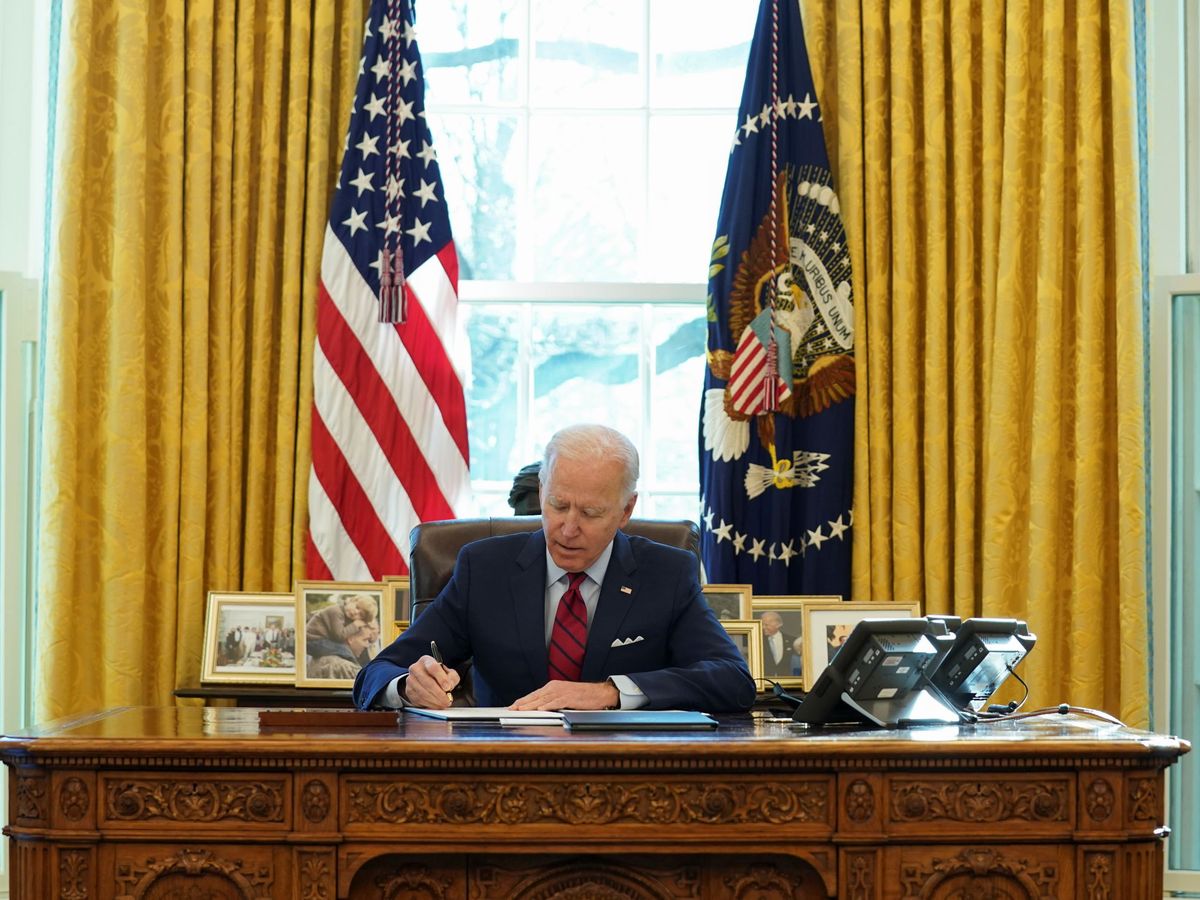 Foto: El presidente Biden firma una orden ejecutiva. (Reuters)