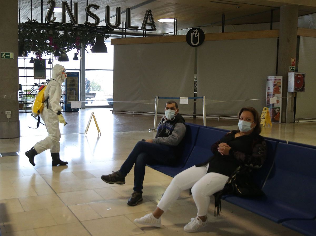 Foto: La UME realiza esta tarde una desinfección de las zonas comunes del Aeropuerto Tenerife Norte-Ciudad de La Laguna. Foto: Efe