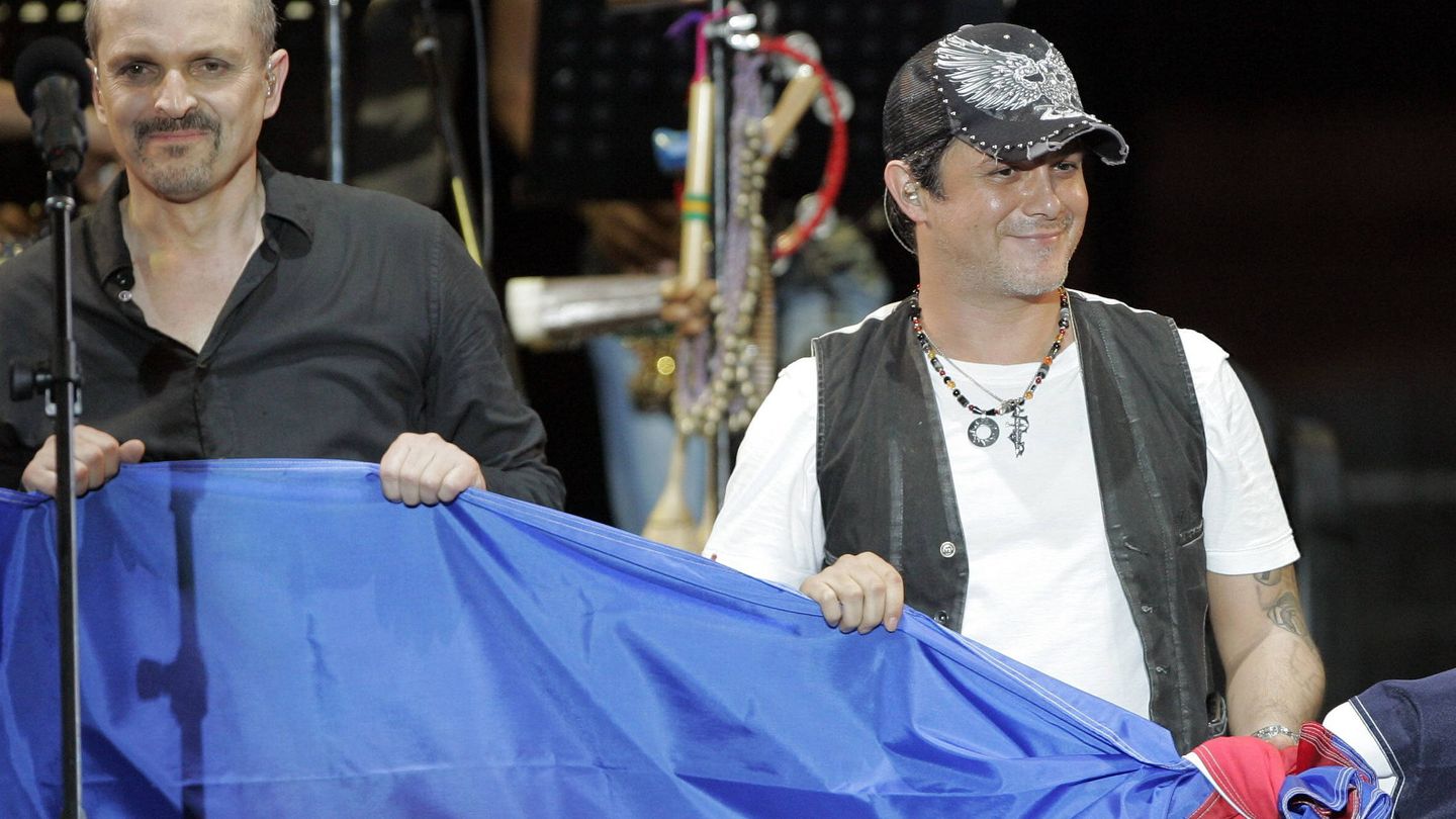 Miguel Bosé y Alejandro Sanz, en un concierto solidario. (EFE)