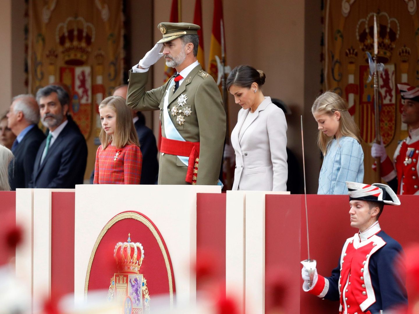 Los Reyes, la princesa Leonor y la infanta Sofía, durante el tradicional desfile del 12 de octubre. (EFE)