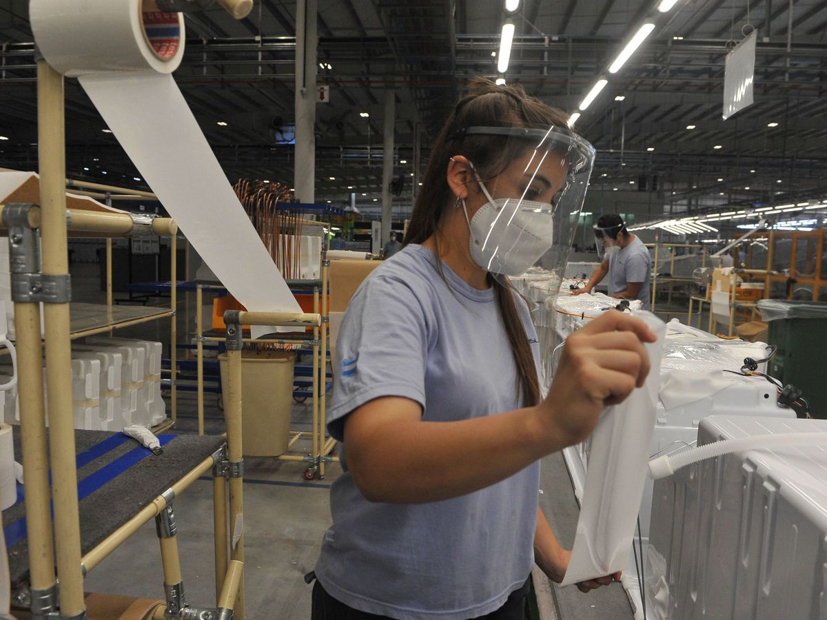Foto: Una empleada desempeña su labor en una fábrica. (EFE) 