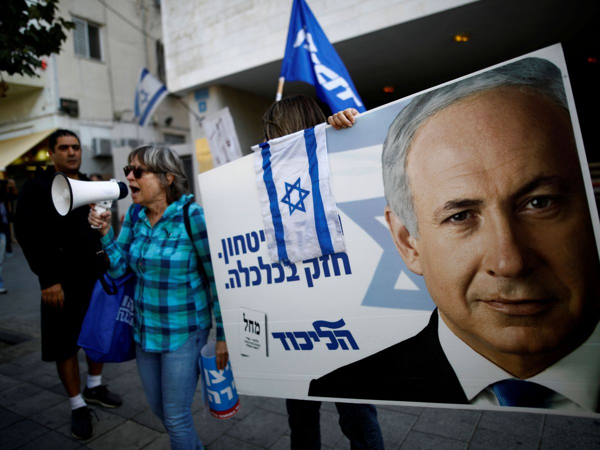 Foto: Un cartel apoyando a Benjamin Netanyahu. (Reuters)