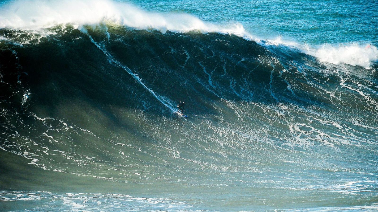 Foto: En la imagen, Hugo Vau surfeando una ola en Nazaré. (EFE)