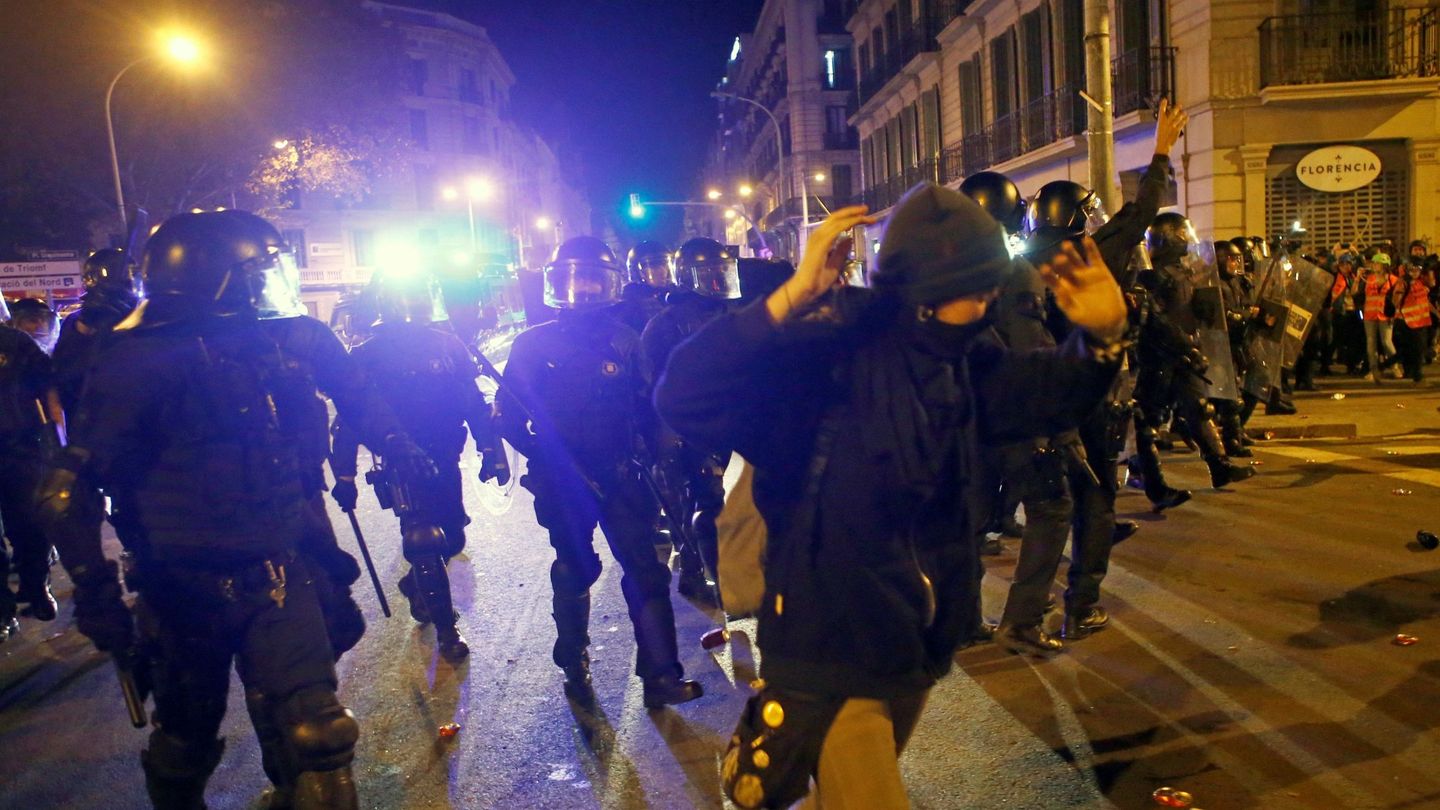 Los Mossos durante una noche de disturbios en Barcelona. (EFE)
