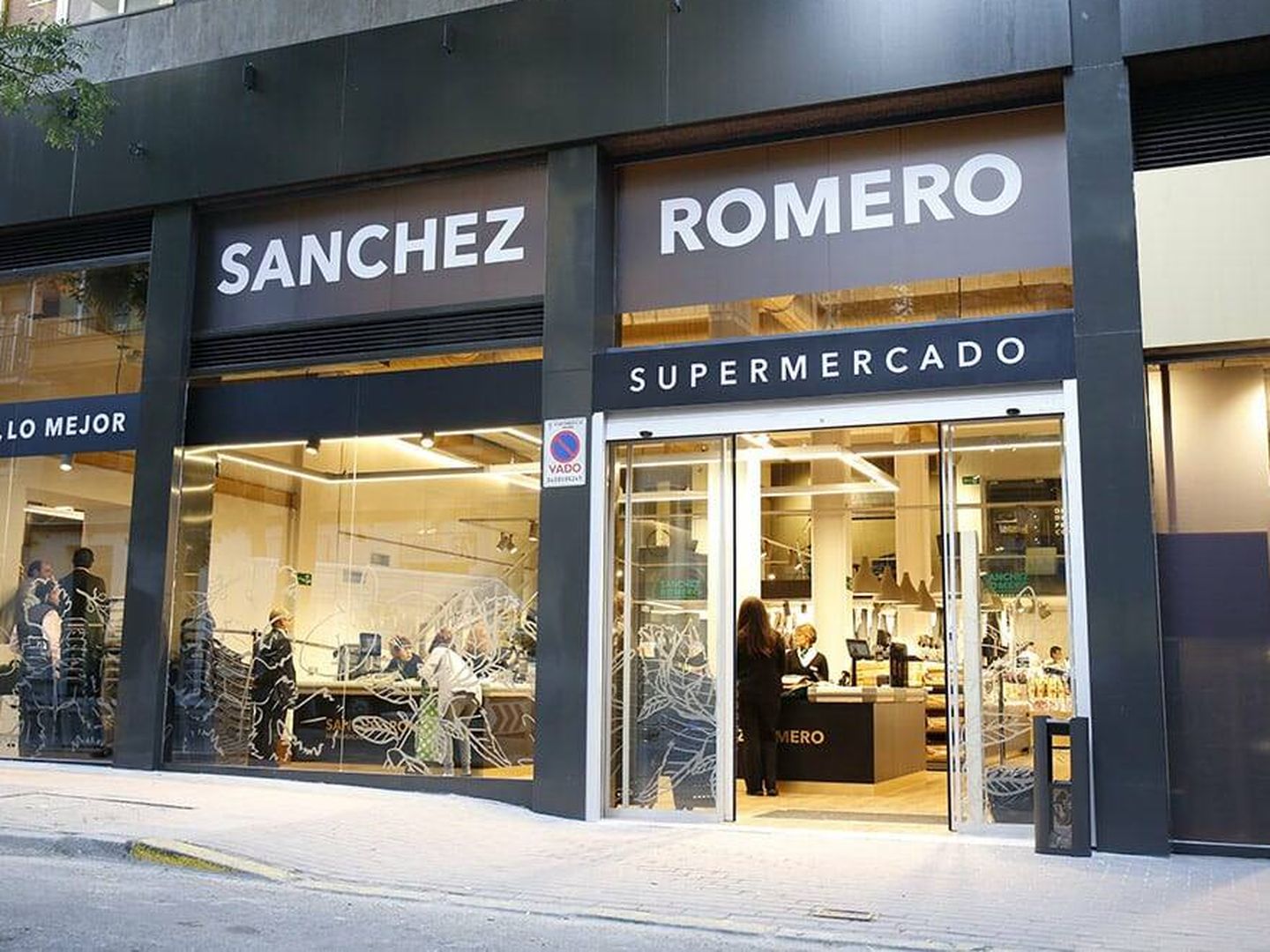 Supermercado Sánchez Romero. (EFE)