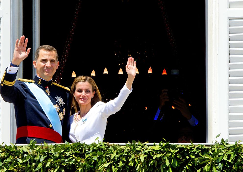 Foto: Los Reyes saludan desde uno de los balcones del Palacio Real. (GTres)
