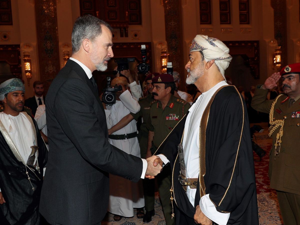 Foto: Felipe VI, con el sultán de Omán, Haitham ben Tariq Al Said. (EFE) 
